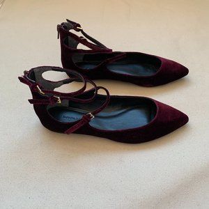 BANANA REPUBLIC Burgundy Velvet Flats with easy back zip. Sz 6